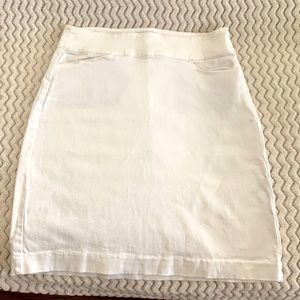 WHITE KNEE-LENGTH SKIRT WITH POCKETS